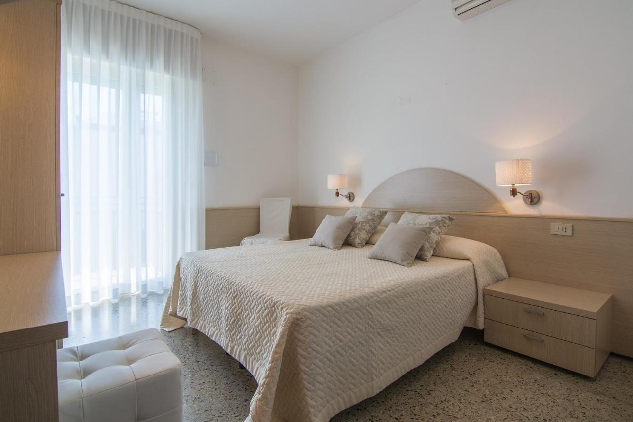 Hotel Dolomiti Каорле Экстерьер фото