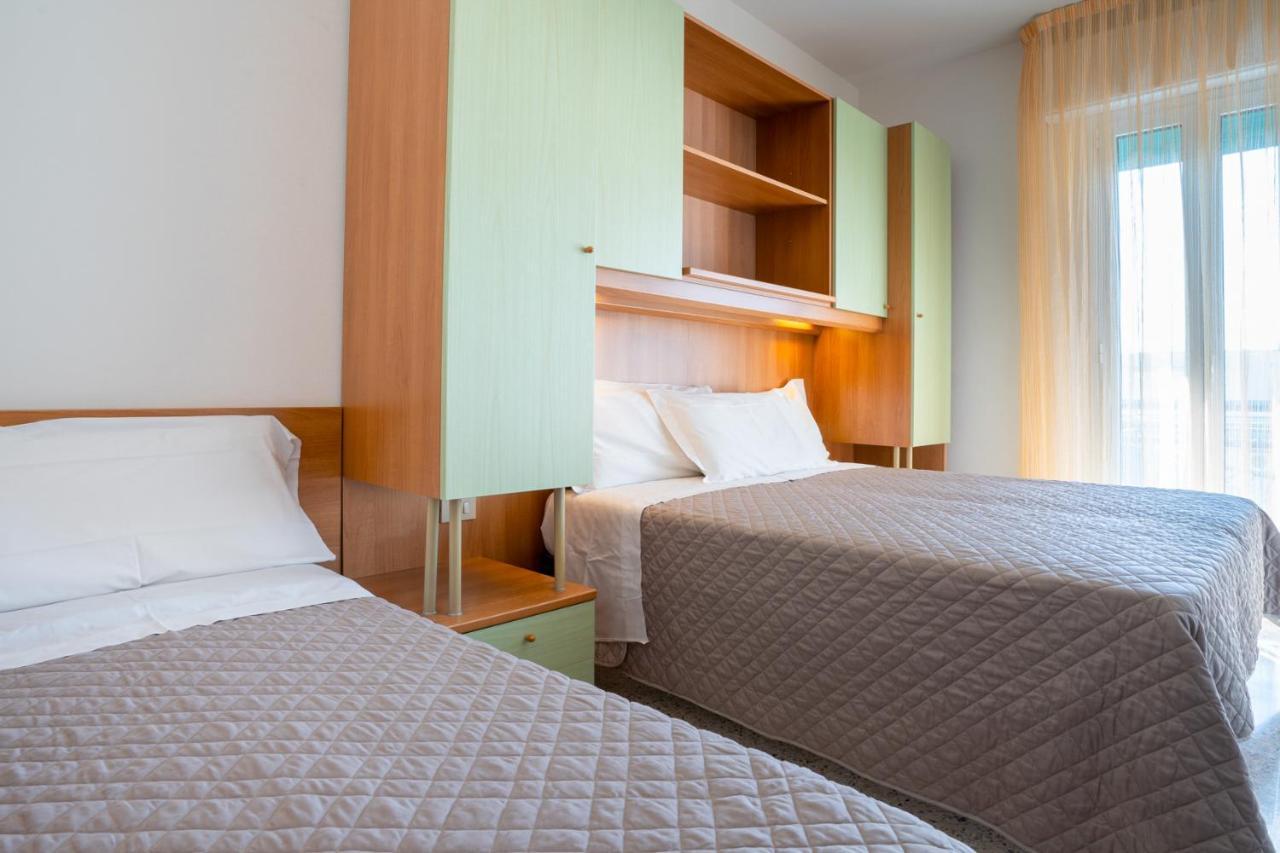 Hotel Dolomiti Каорле Экстерьер фото