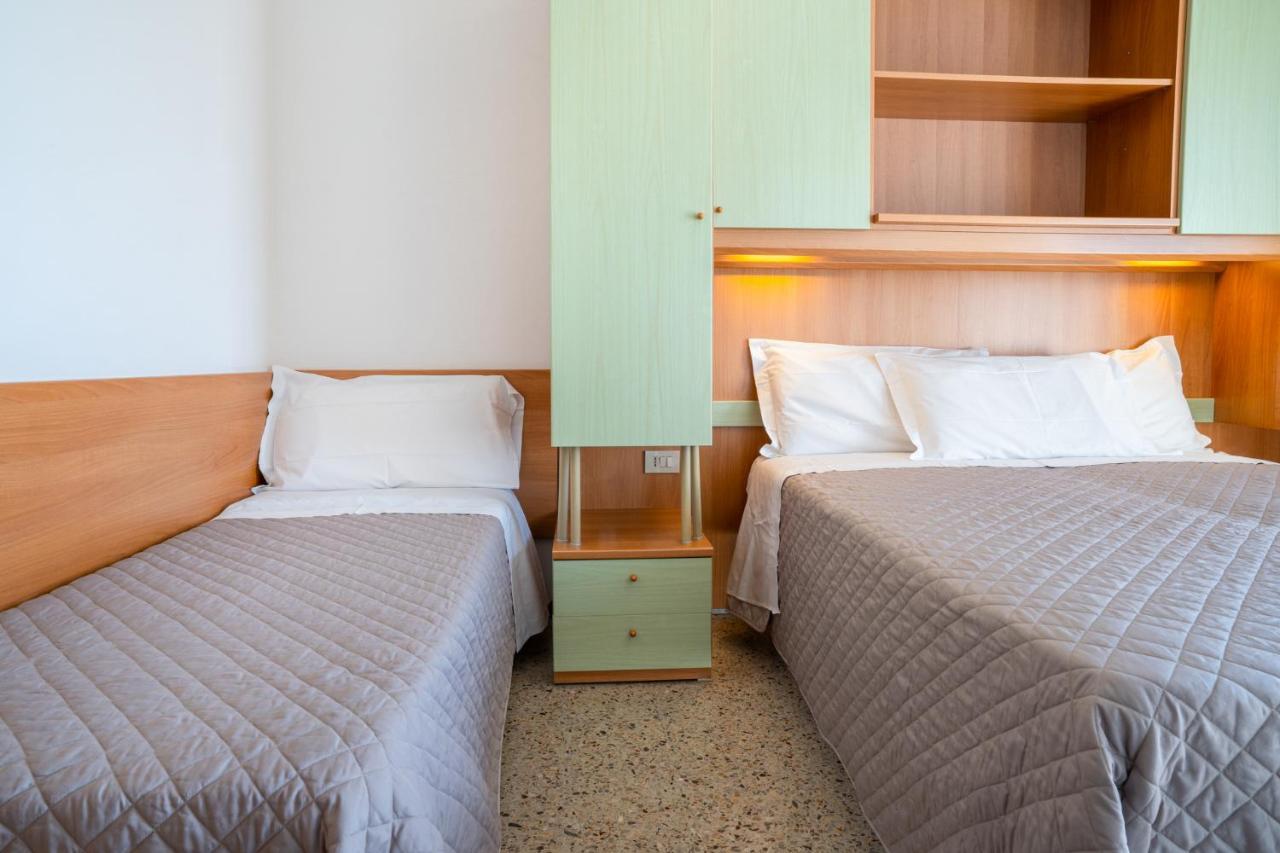 Hotel Dolomiti Каорле Экстерьер фото