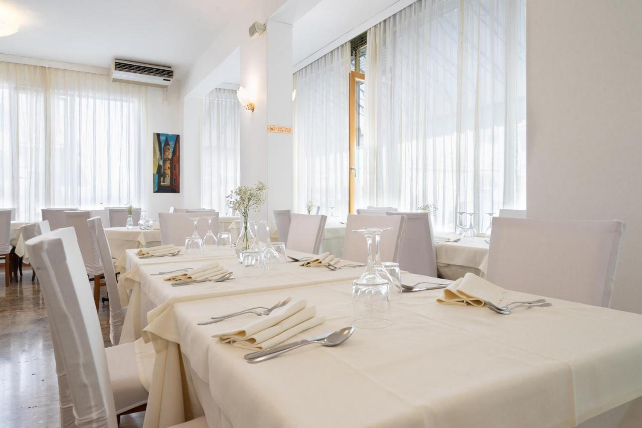Hotel Dolomiti Каорле Экстерьер фото