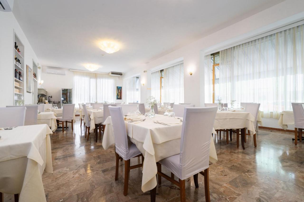 Hotel Dolomiti Каорле Экстерьер фото
