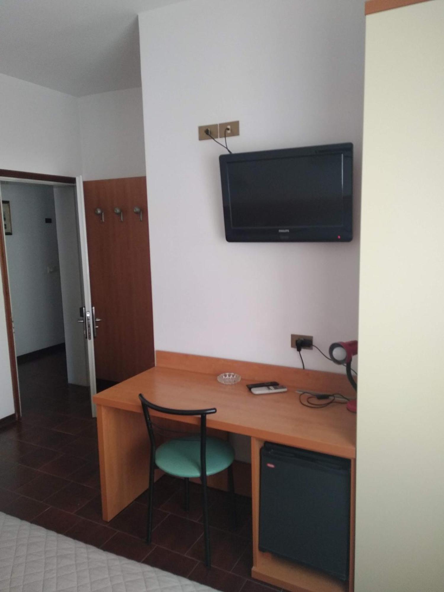 Hotel Dolomiti Каорле Номер фото