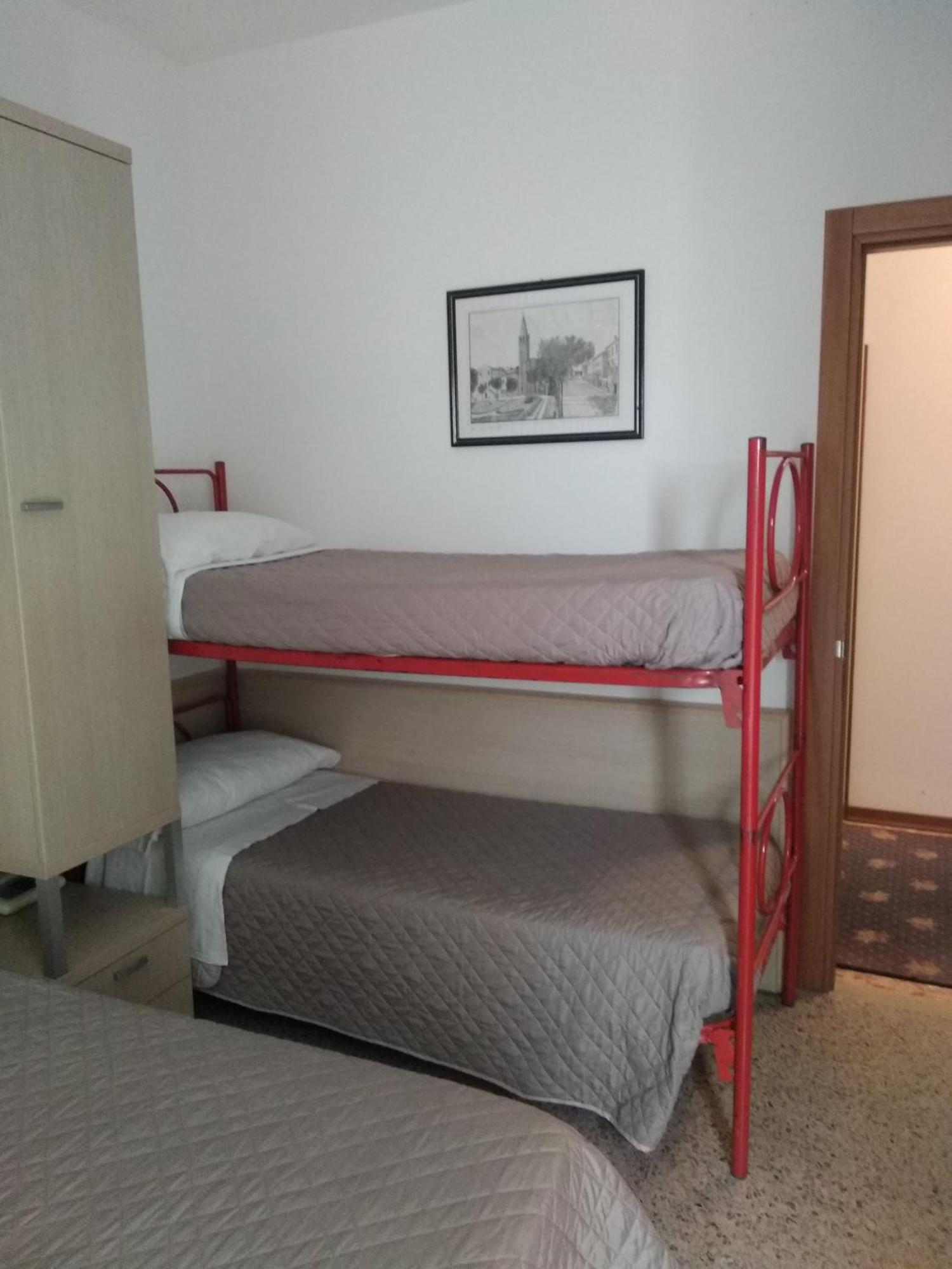 Hotel Dolomiti Каорле Номер фото