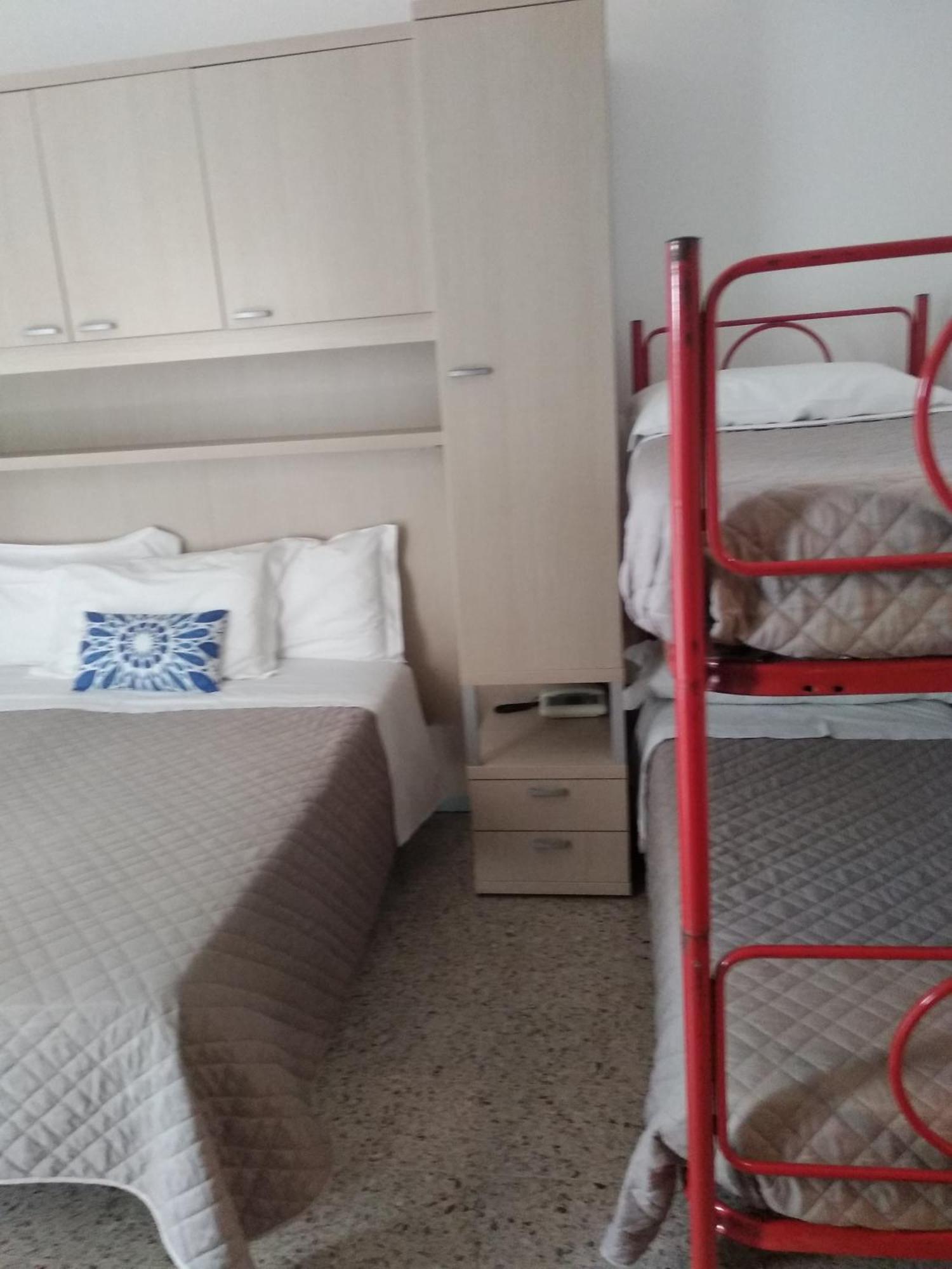 Hotel Dolomiti Каорле Номер фото