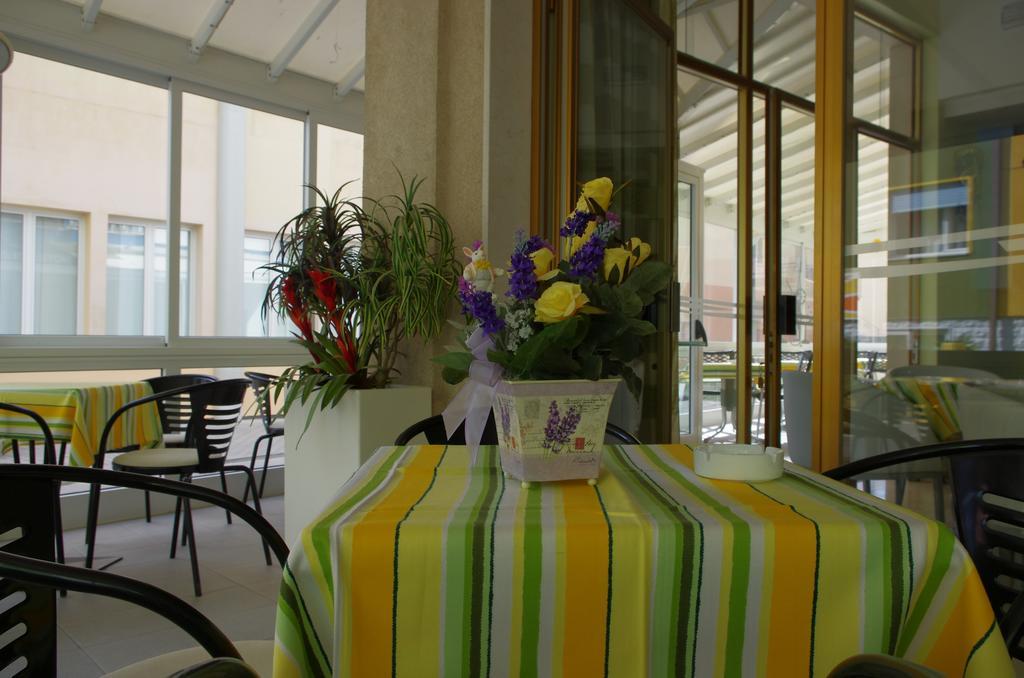 Hotel Dolomiti Каорле Экстерьер фото